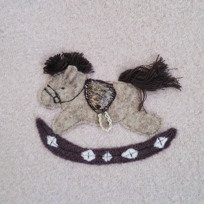 Wärmflasche lila - Schaukelpferd